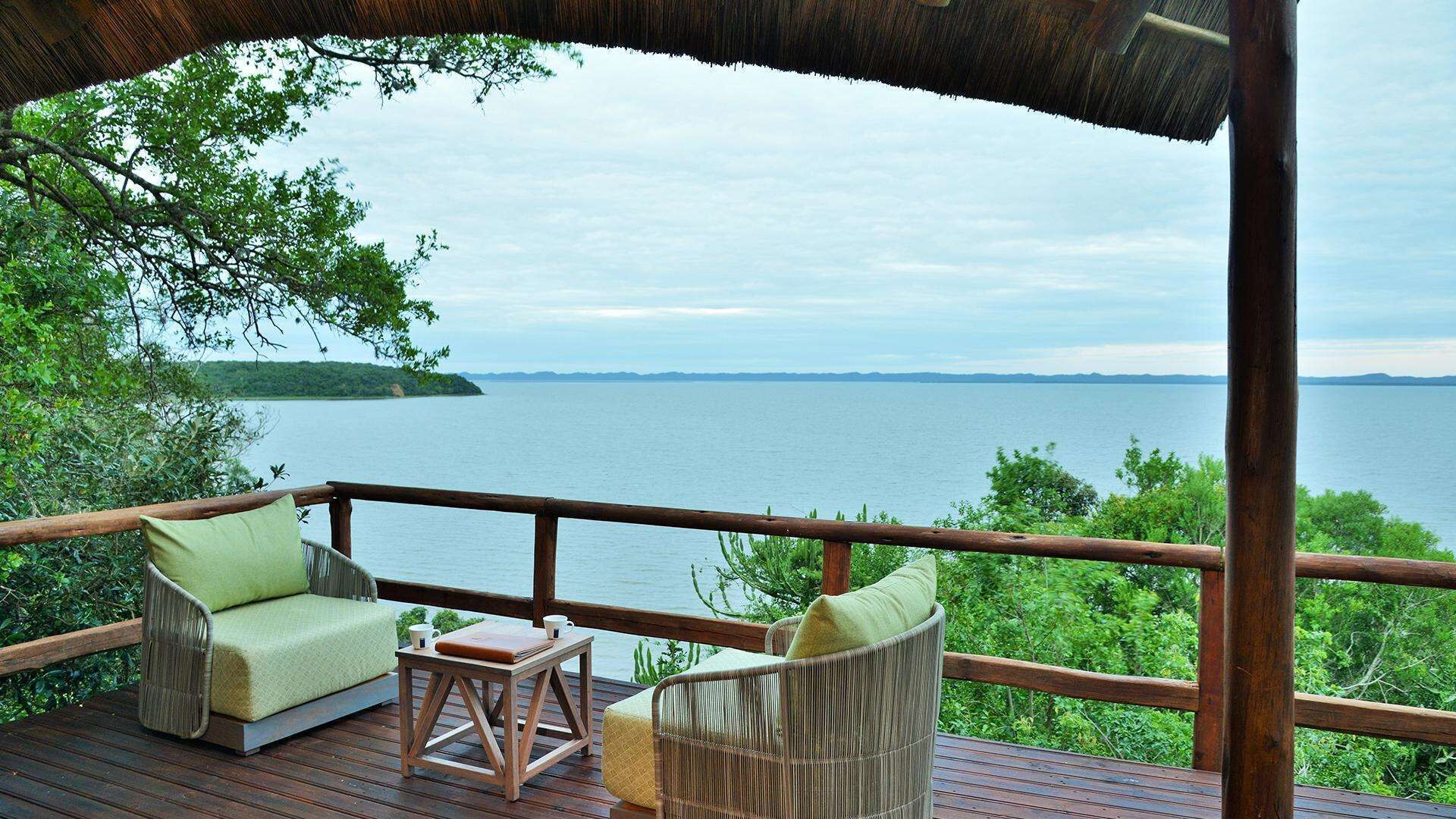 华丽双人房, 1 张特大床, 浴缸, 湖景 | 羽绒被、迷你吧、客房内保险箱、办公桌