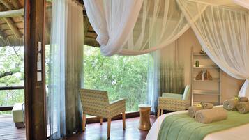 Habitación doble | Edredones de plumas, minibar, caja fuerte y cortinas opacas