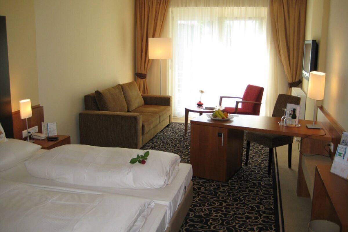 Ropa de cama de alta calidad, cubrecamas y minibar 
