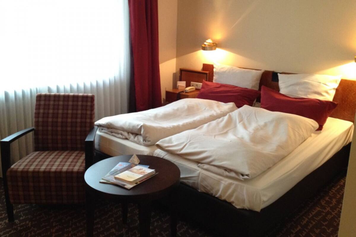 Ropa de cama de alta calidad, cubrecamas y minibar 