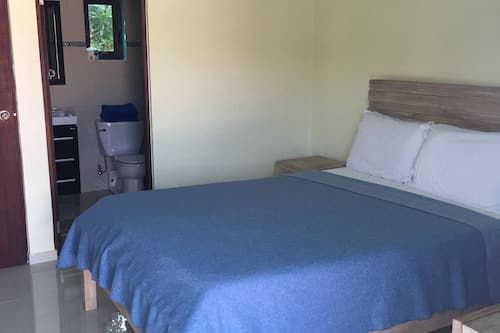 Chambre, 1 lit double | Coin séjour | Télévision à écran plat de 32 pouces avec chaînes par câble, télévision