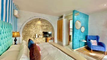 Habitación estándar, 1 cama King size | Minibar, caja de seguridad en la habitación y escritorio