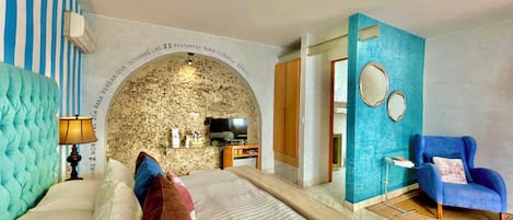 Habitación estándar, 1 cama King size | Minibar, caja de seguridad en la habitación y escritorio