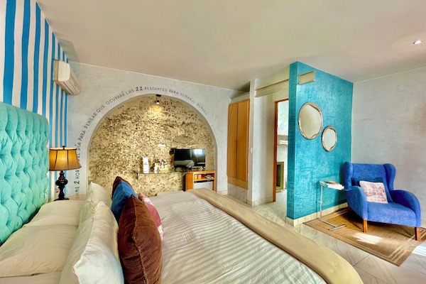 Standard-huone, 1 suuri parisänky | Minibaari, tallelokero huoneessa, työpöytä, pimennysverhot