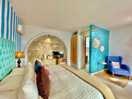 Minibar, caja de seguridad en la habitación y escritorio