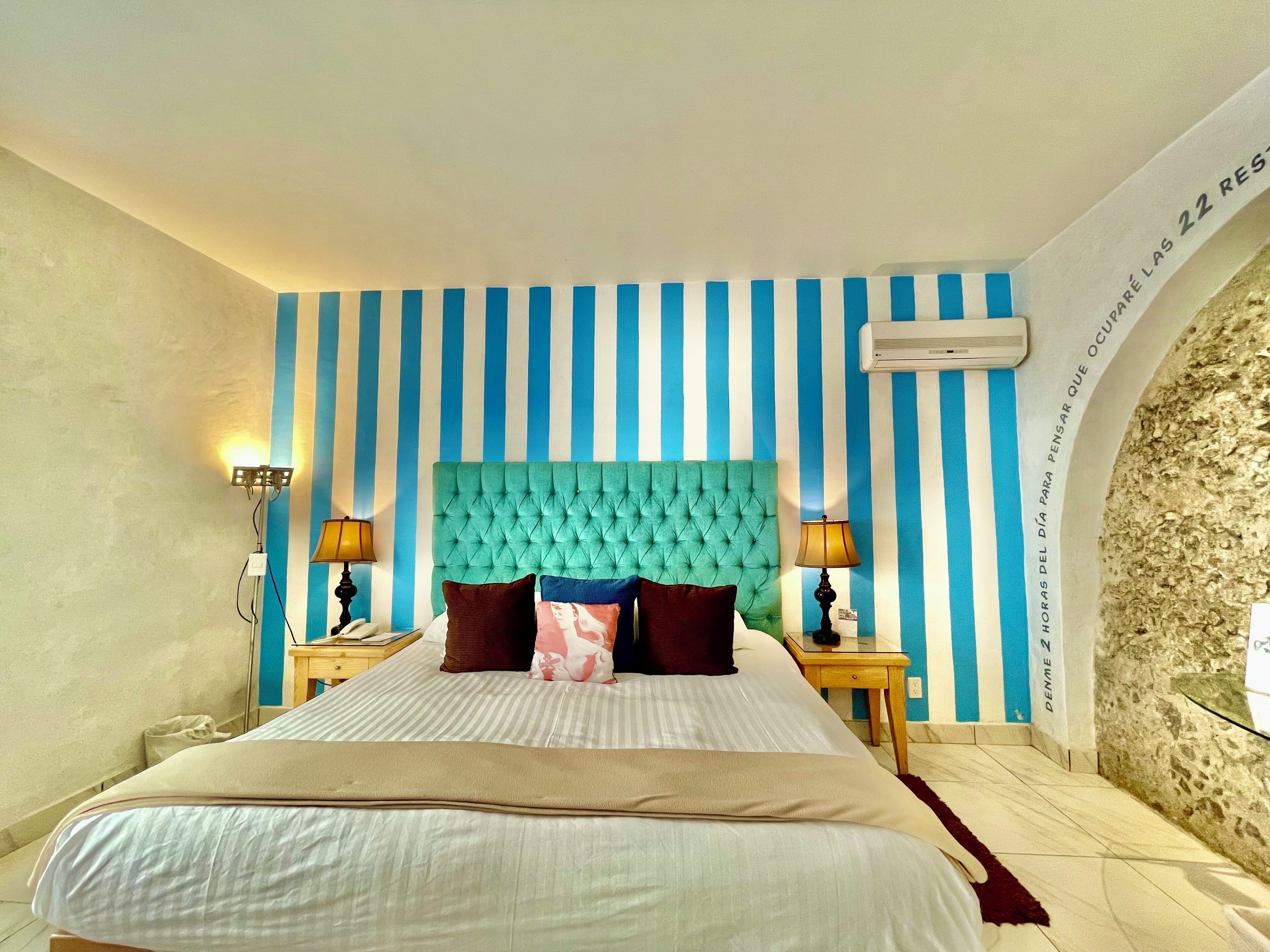 Habitación estándar, 1 cama King size | Minibar, caja de seguridad en la habitación y escritorio 