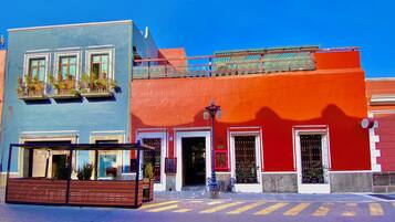 Vista frontal de la propiedad