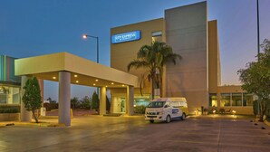 Moderni rakennus, jossa on «City Express by Marriott» -kyltti, katettu sisäänkäynti ja sen ulkopuolella parkkeerattu pakettiauto.