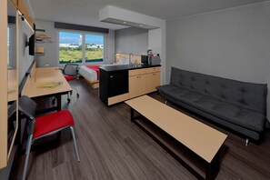Superior-Zimmer, 1 Queen-Bett und Schlafsofa | Zimmersafe, Schreibtisch, Verdunkelungsvorhänge, Bügeleisen/Bügelbrett