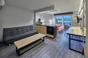 Chambre supérieure, 1 grand lit et 1 canapé-lit | Coffre-fort, bureau, rideaux d’obscurcissement