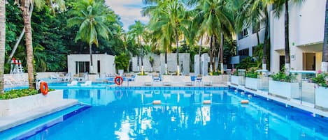 Una piscina al aire libre