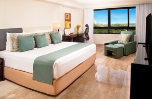 In-room safe, laptop workspace, iron/ironing board, free WiFi