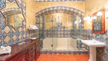 Suite presidencial | Baño | Tina con regadera, amenidades de baño gratuitas, secadora de cabello