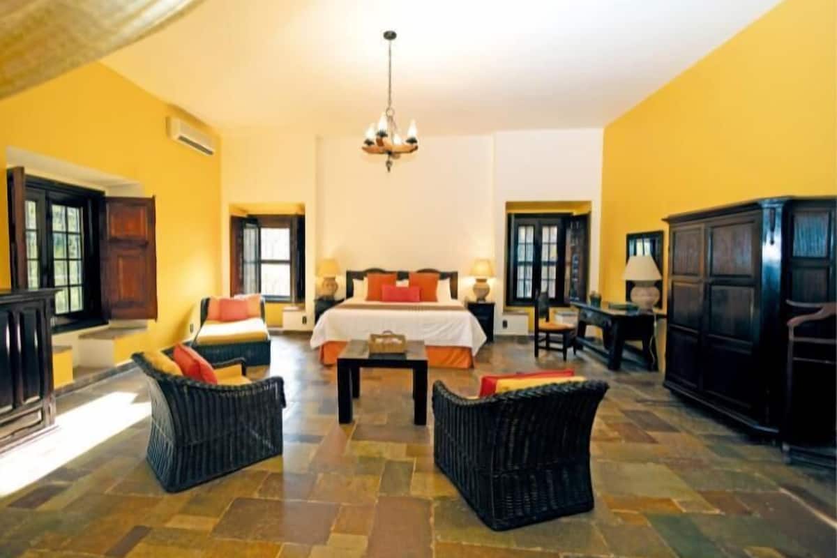 In-room safe, desk, iron/ironing board, free WiFi