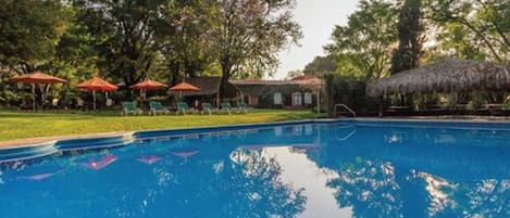 Utomhuspool, parasoller och solstolar