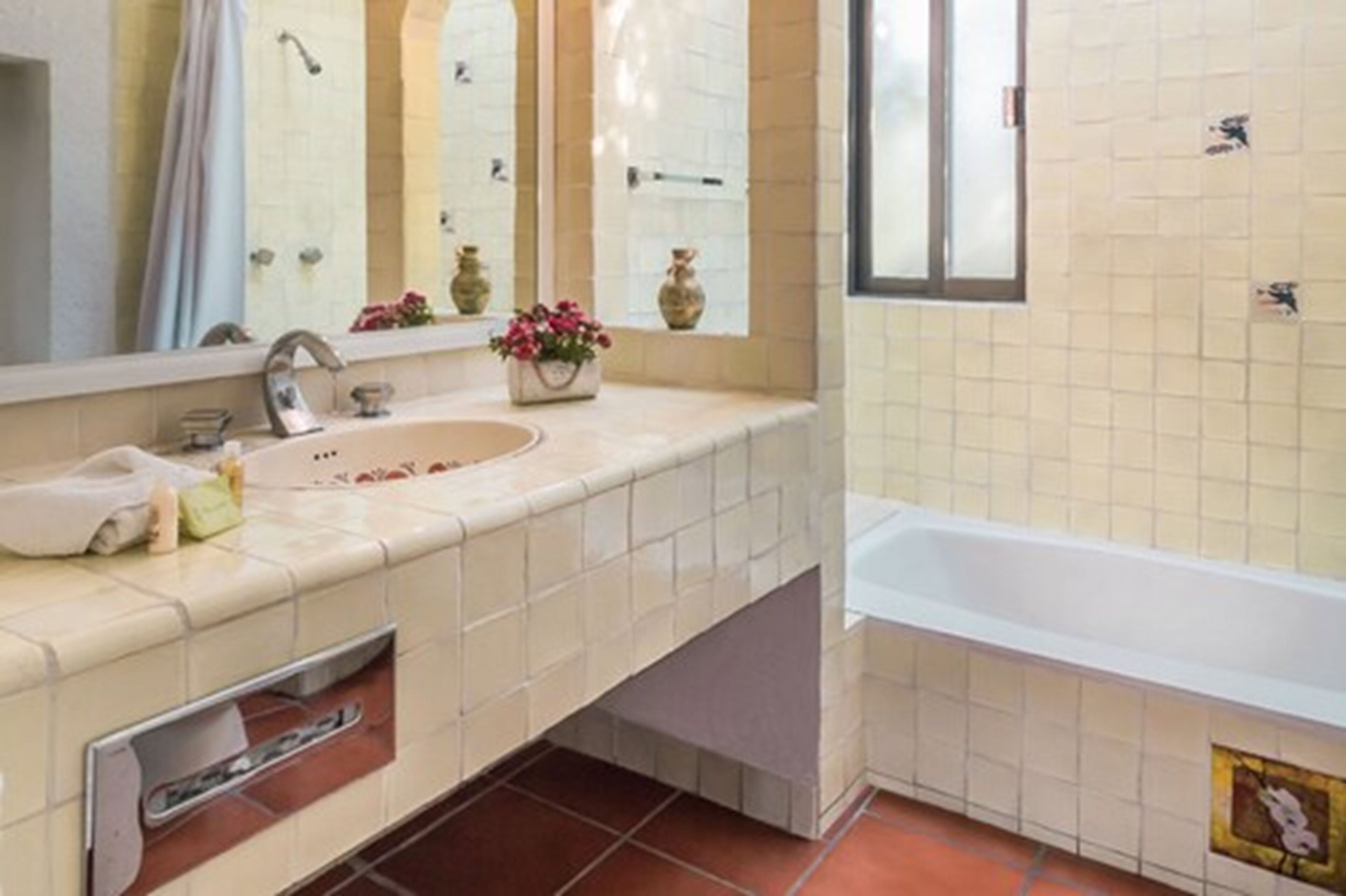 combined shower/bathtub, free toiletries, hair dryer, towels