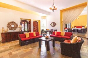 프레지덴셜 스위트 | 거실 공간 | 케이블 채널 시청이 가능한 32인치 평면 TV, TV