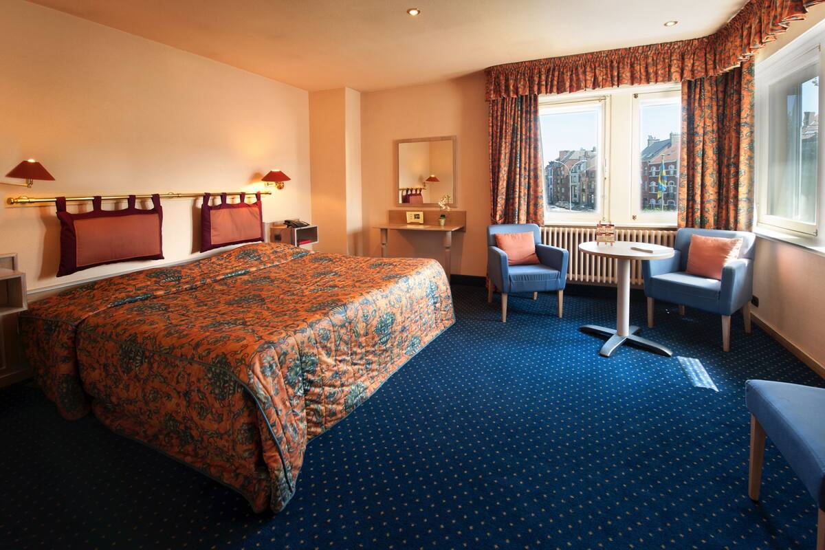 Standard Double or Twin Room | Minibar, in-room safe, desk, blackout drapes