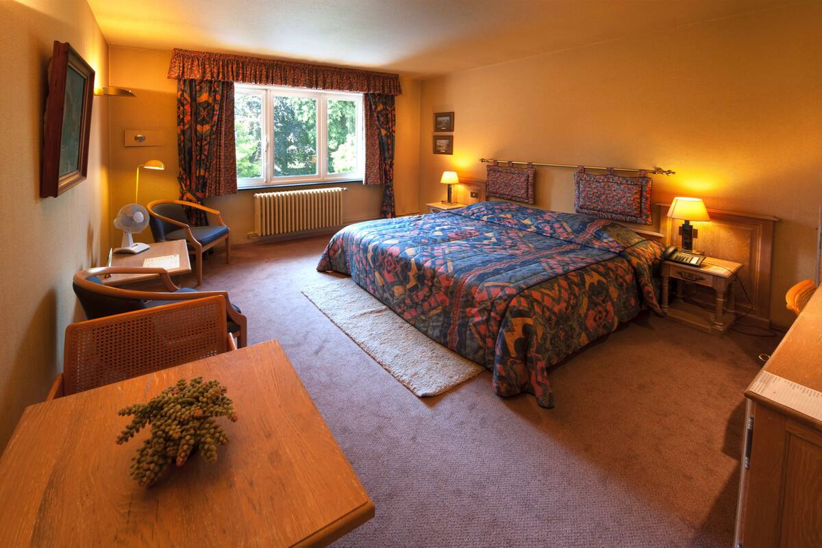 Deluxe Double Room | Minibar, in-room safe, desk, blackout drapes