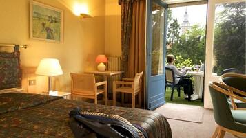 Twin Room, Garden View | Minibar, in-room safe, desk, blackout drapes