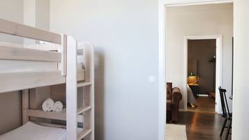 Familiekamer | Een kluis op de kamer, een bureau, verduisterende gordijnen