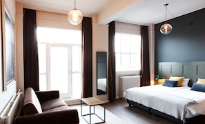 Phòng đôi Deluxe | Két bảo mật tại phòng, bàn, màn/rèm cản sáng, bàn ủi/dụng cụ ủi quần áo 