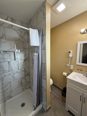 Deluxe Single Room, 1 Queen Bed  ( No  A/C) | Bathroom | Shower, free toiletries, towels - Tahoe Sands Inn (South Lake Tahoe)