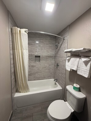 Buồng tắm vòi sen, đồ dùng nhà tắm miễn phí, khăn tắm 