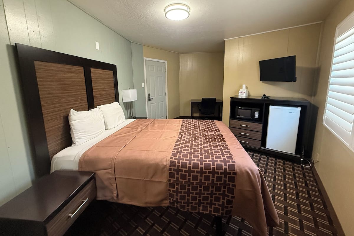 Chambre, 1 grand lit, non-fumeurs | Bureau, fer et planche Ă repasser, Wi-Fi gratuit