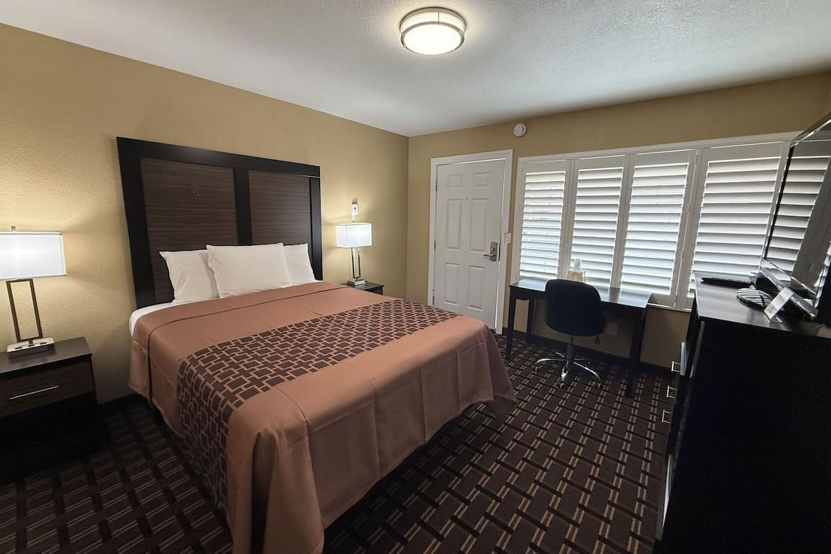 Desk, iron/ironing board, WiFi (free)