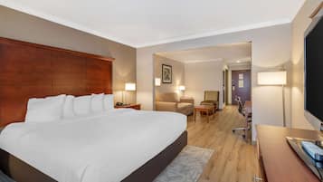 Suite, 1 kingsize-seng, ikke-røyk, kjøleskap og mikrobølgeovn (with Sofabed) | Blendingsgardiner, strykejern/-brett og barnesenger