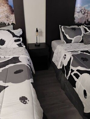 Deluxe Double Room | Premium bedding, down duvets, memory-foam beds, desk - The Suite Inn (Rapid City)