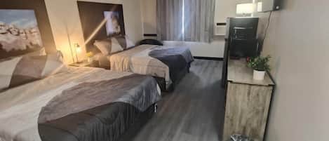 Kamar Double Deluks | Seprai premium, selimut bulu angsa, busa memori, dan meja kerja