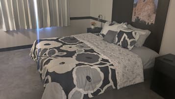 Kamar Single Deluks | Seprai premium, selimut bulu angsa, busa memori, dan meja kerja