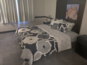 Deluxe Single Room | Premium bedding, down duvets, memory-foam beds, desk - The Suite Inn (Rapid City)