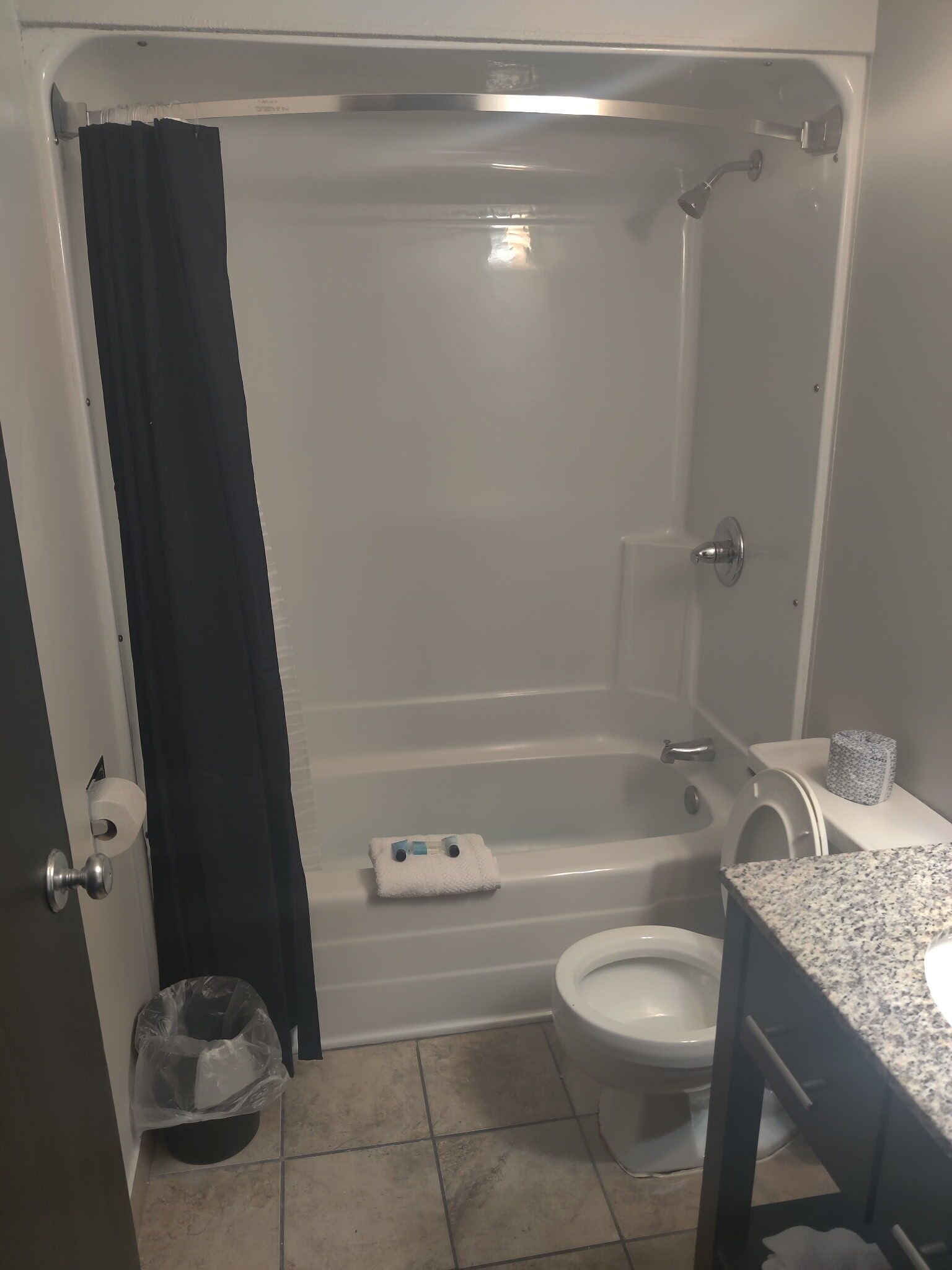 Bañera y ducha independientes y cabezal de ducha con hidromasaje