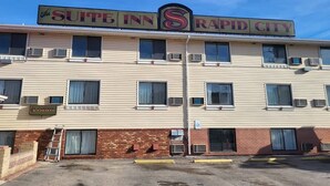 Ett hotell som heter ”The Suite Inn Rapid City” med en väl synlig skylt.
