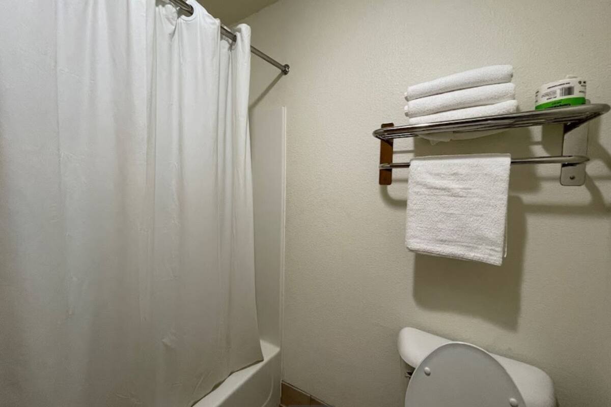 combined shower/bathtub, free toiletries, towels