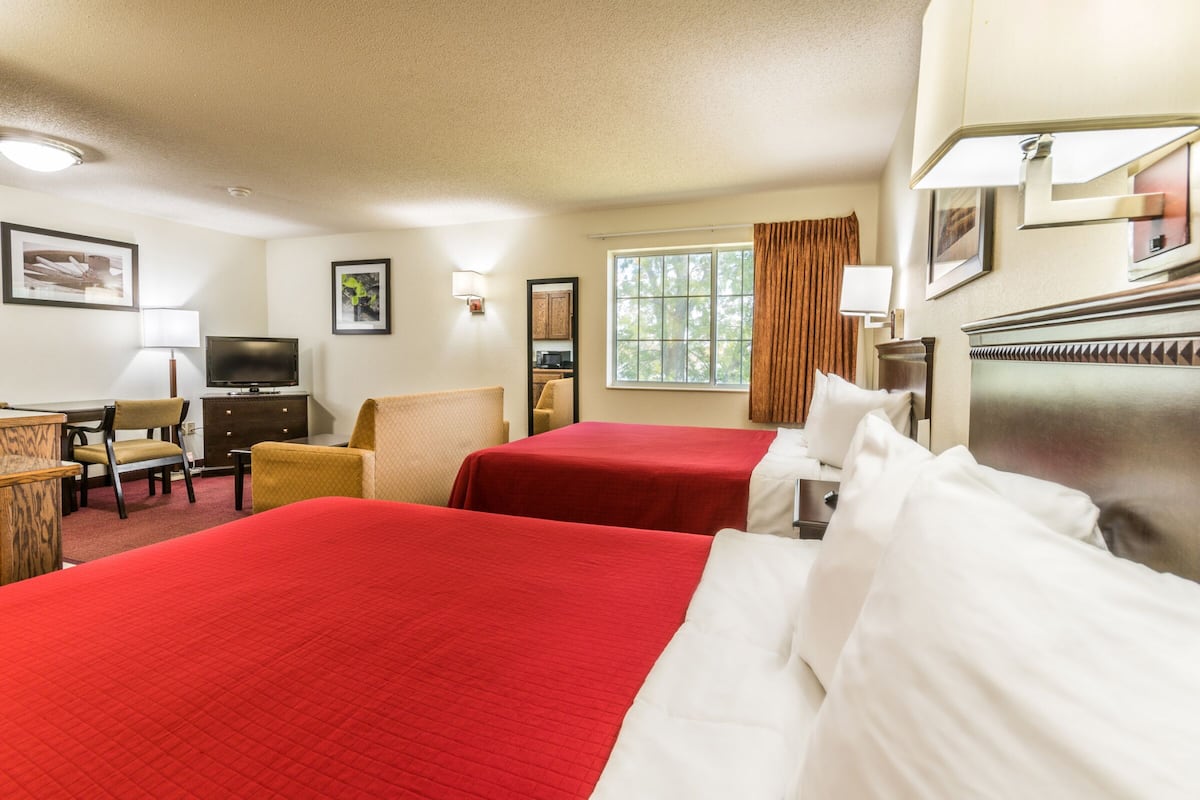 superior suite, private bathroom | floor plan