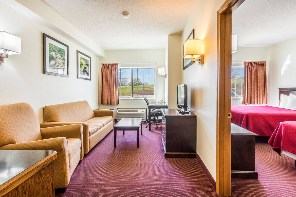 executive suite, private bathroom (queen family) | floor plan