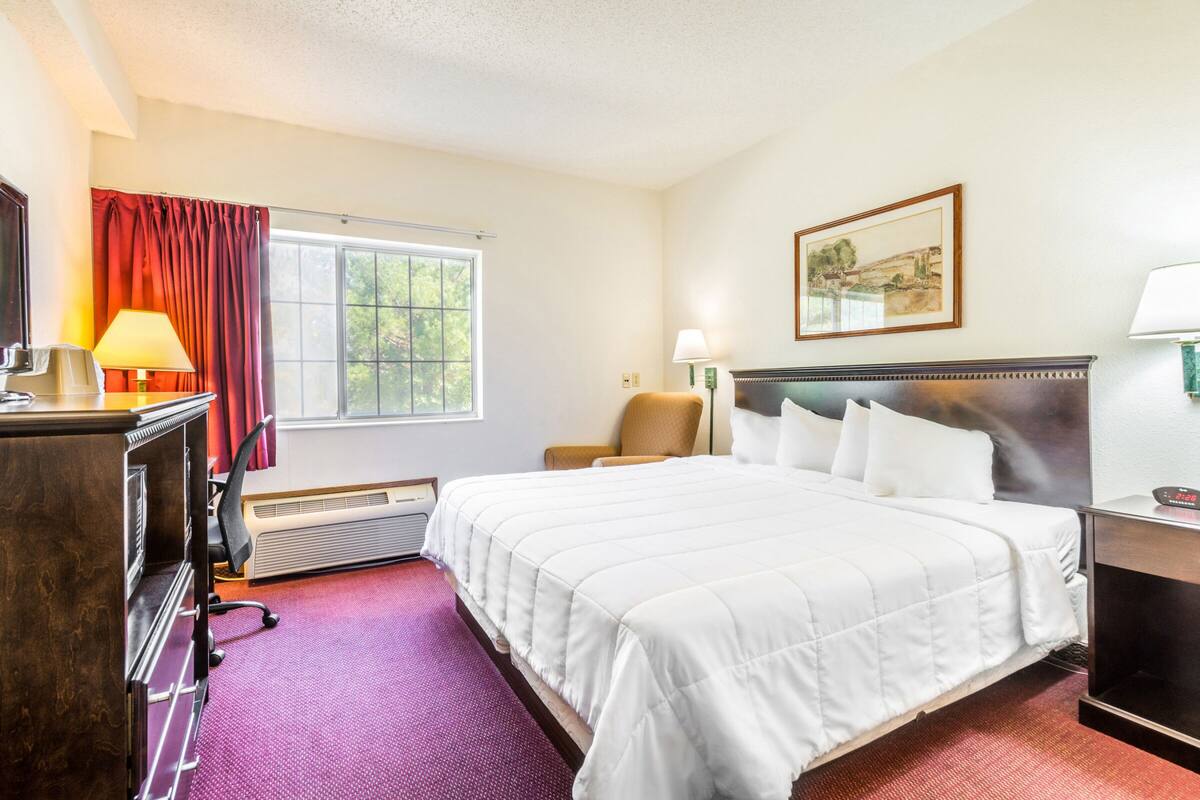 superior suite, private bathroom | floor plan