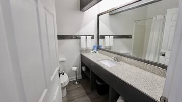 Habitación Deluxe, 1 cama King size | Baño | Tina con regadera, amenidades de baño gratuitas, secadora de cabello