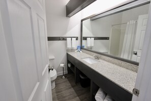 Deluxe Room, 1 King Bed | Bathroom | Combined shower/bathtub, free toiletries, hair dryer, towels - Hotel Pensacola (Pensacola)