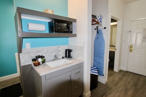 Premium-Zimmer, 1 King-Bett, Whirlpool | Eigene Kochnische | Kühlschrank, Mikrowelle, Wasserkocher mit Kaffee-/Teezubehör