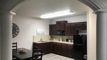 Kamar Presidensial, 1 Tempat Tidur King | Dapur pribadi | Lemari es, microwave, dan mesin pembuat kopi/teh