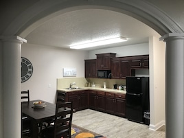 Habitación presidencial, 1 cama de matrimonio grande | Cocina privada | Frigorífico, microondas y cafetera o tetera