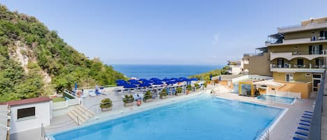 Piscine extérieure, parasols de plage, chaises longues