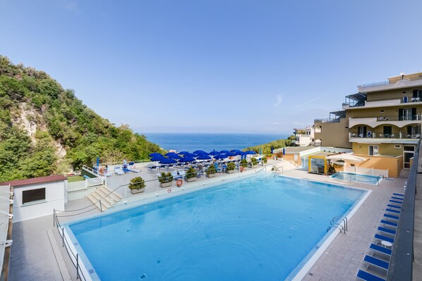 Piscine extérieure, parasols, chaises longues