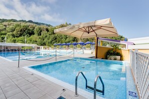 Piscine extérieure, parasols de plage, chaises longues
