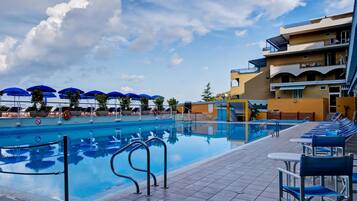 Outdoor pool, pool umbrellas, sun loungers